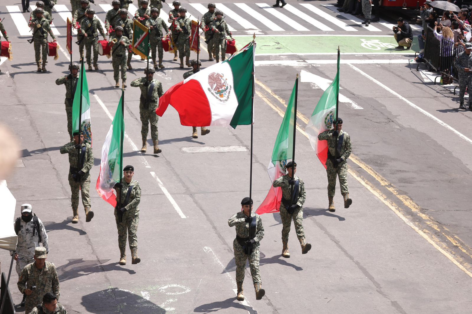 Encabeza Bedolla desfile cívico militar en honor a Morelos; familias desbordan orgullo y pertenencia