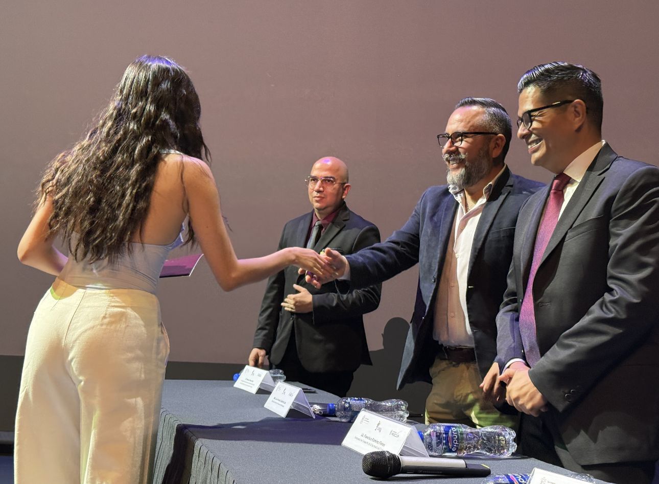 Acerca Sectur becas de seguros cinematográficas a estudiantes de Michoacán