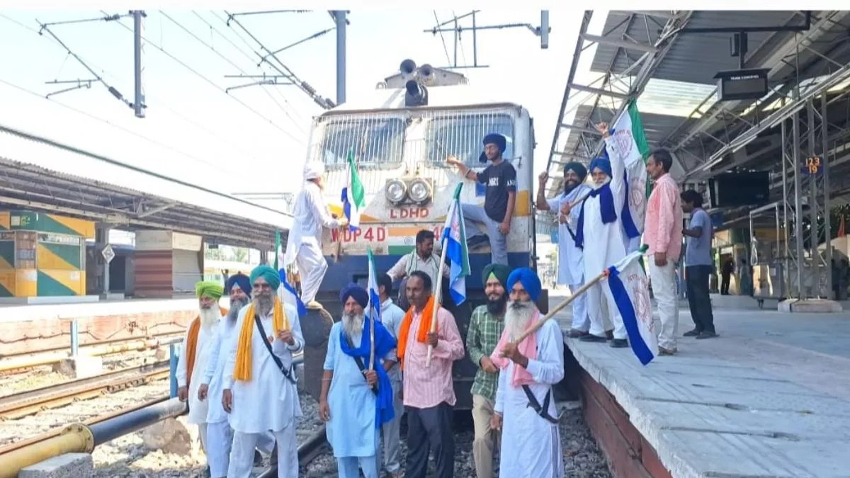 Rail Roko Andolan : रेलवे ट्रैक पर बैठकर किसानों का विरोध किया प्रदर्शन; यात्री परेशान