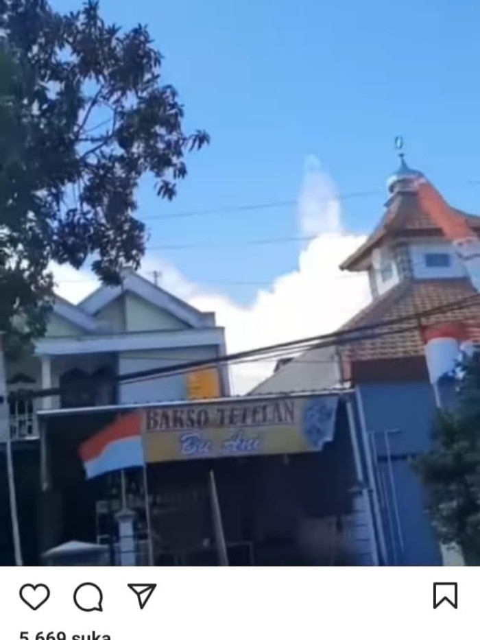 Kenapa sih orang kalo foto pre wedding selalu ada pose nunjuk awan? Awan Menyerupai Bentuk Orang Sedang Berdiri Utusan Digital