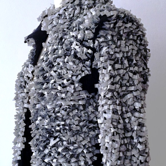loopcoat-silbergrau-schwarz-handmade-abendmantel-boucle-wolle uweurbansky