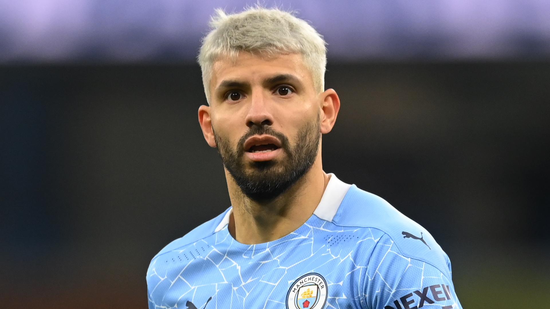 Der 33 jahre alte argentinier fasst sich an den hals … Aguero Self Isolating After Contracting Coronavirus Vanguard News