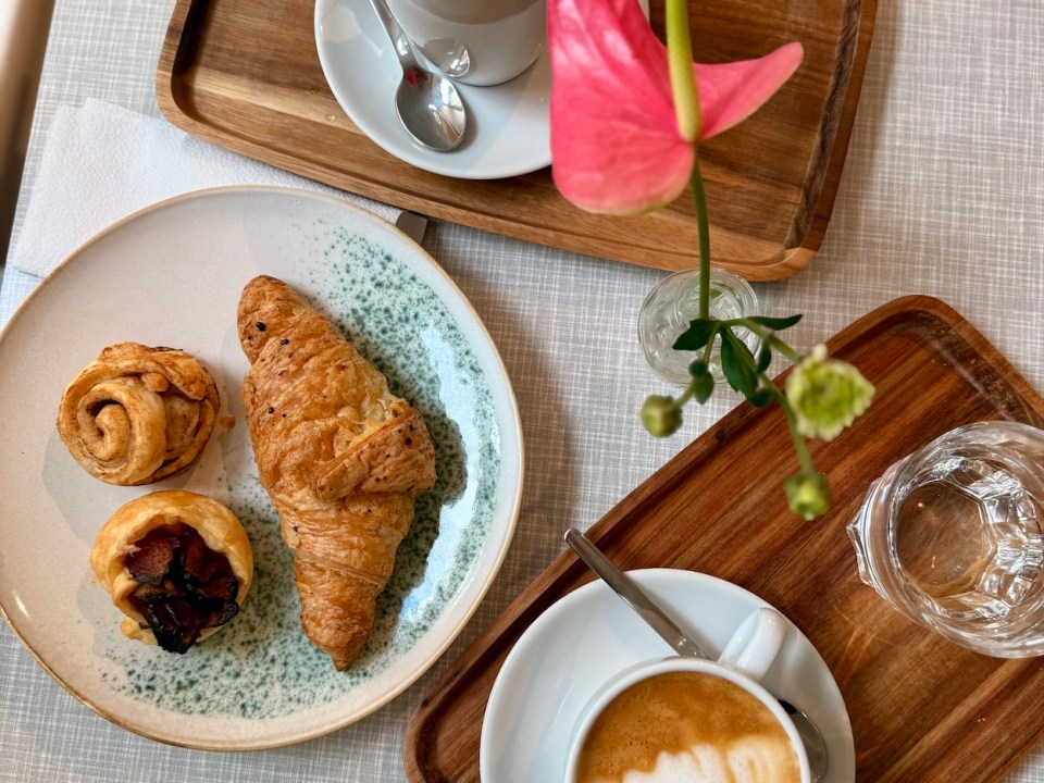 Neueröffnung Coffee & Surf Wien vegan Croissant