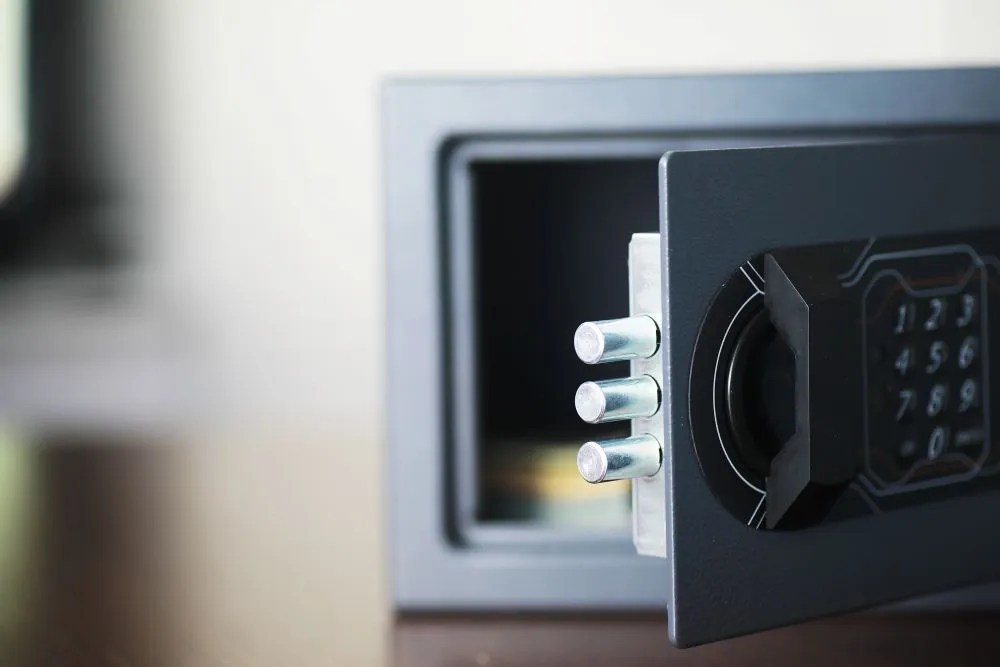 Cassaforte Temporizzata o cassaforte tradizionale: quale scegliere per la massima sicurezza in negozio?