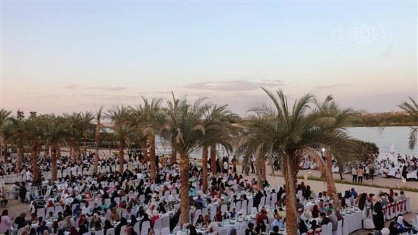 أشرف عطية يشارك العاملين والمواطنين بمدينة أسوان الجديدة إفطار شهر رمضان (صور)