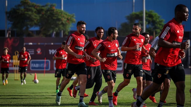 حافلة الأهلي تصل استاد القاهرة استعدادا لمواجهة فاركو في الدوري 