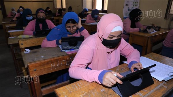 طلاب الصف الأول الثانوي يؤدون اليوم امتحان اللغة الأجنبية الأولى 