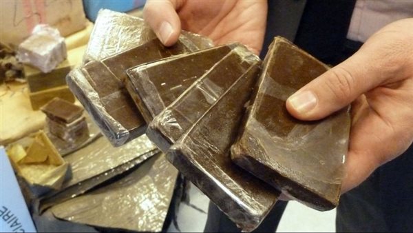 القبض على قائد سيارة بحوزته 6 كيلو حشيش بالشروق