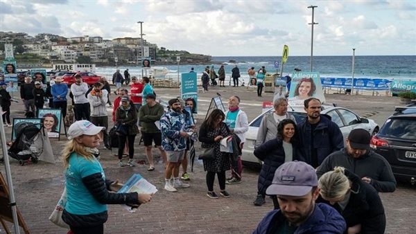 بـالمايوهات.. هكذا بدأ الأستراليون التصويت في الانتخابات العامة | صور