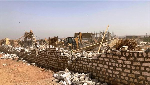 سكرتير عام قنا يتابع إزالة التعديات علي الأراضي الزراعية بالأشراف والجبلاو