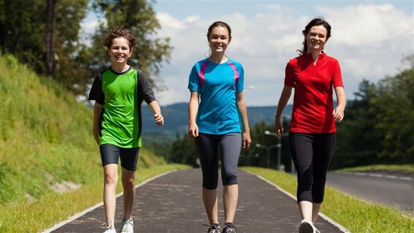 فوائد المشي نصف ساعة في اليوم.. وخفض الوزن وتحسين المزاج أبرزها