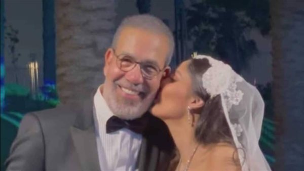 مدحت العدل يدخل في وصلة رقص مع ابنته آية بحفل زفافها | فيديو