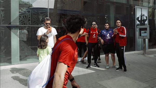جماهير الأهلي تؤازر اللاعبين بفندق الإقامة بالمغرب 