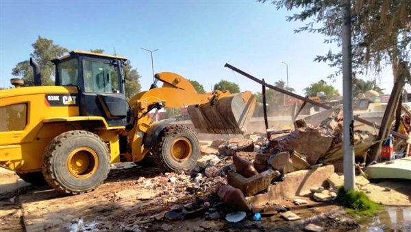 حملة لإخلاء حديقة الصداقة القديمة بأسوان من المقيمين بشكل غير مشروع | صور