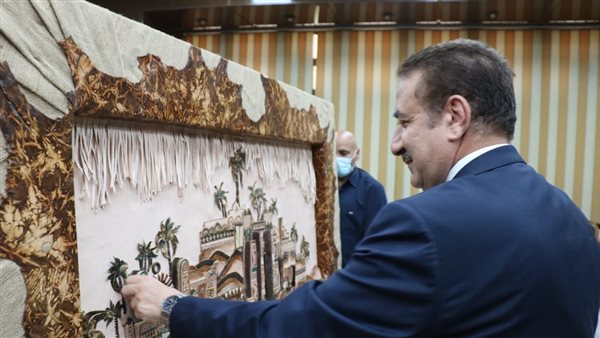 مشغولة فنية إهداء من جامعة المنوفية إلى ديوان المحافظة