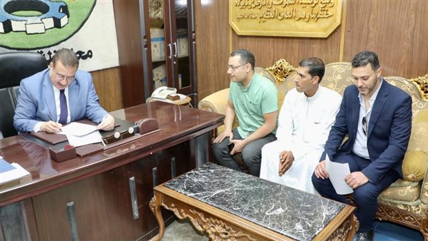 محافظ المنوفية يفحص شكاوى المواطنين خلال اللقاء اليومي