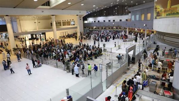 خلل فني يشل الحركة بمطار الكويت الدولي ويوقف سيستم الداخلية.. وتكدس المسافرين | صور خلل فني يشل الحركة بمطار الكويت الدولي ويوقف سيستم الداخلية.. وتكدس المسافرين | صور