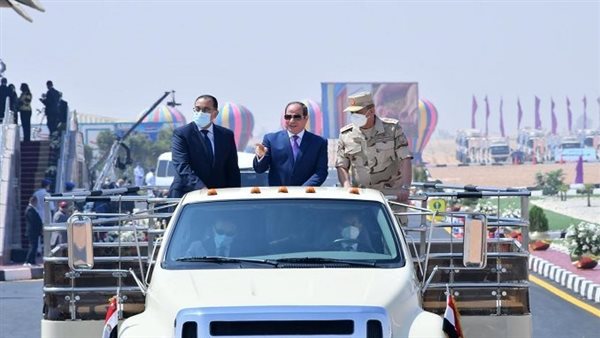 30 يونيو يد تبنى ويد تحمل السلاح.. جهود اقتلاع جذور الإرهاب ومواصلة مسيرة التنمية والنهوض بالاقتصاد