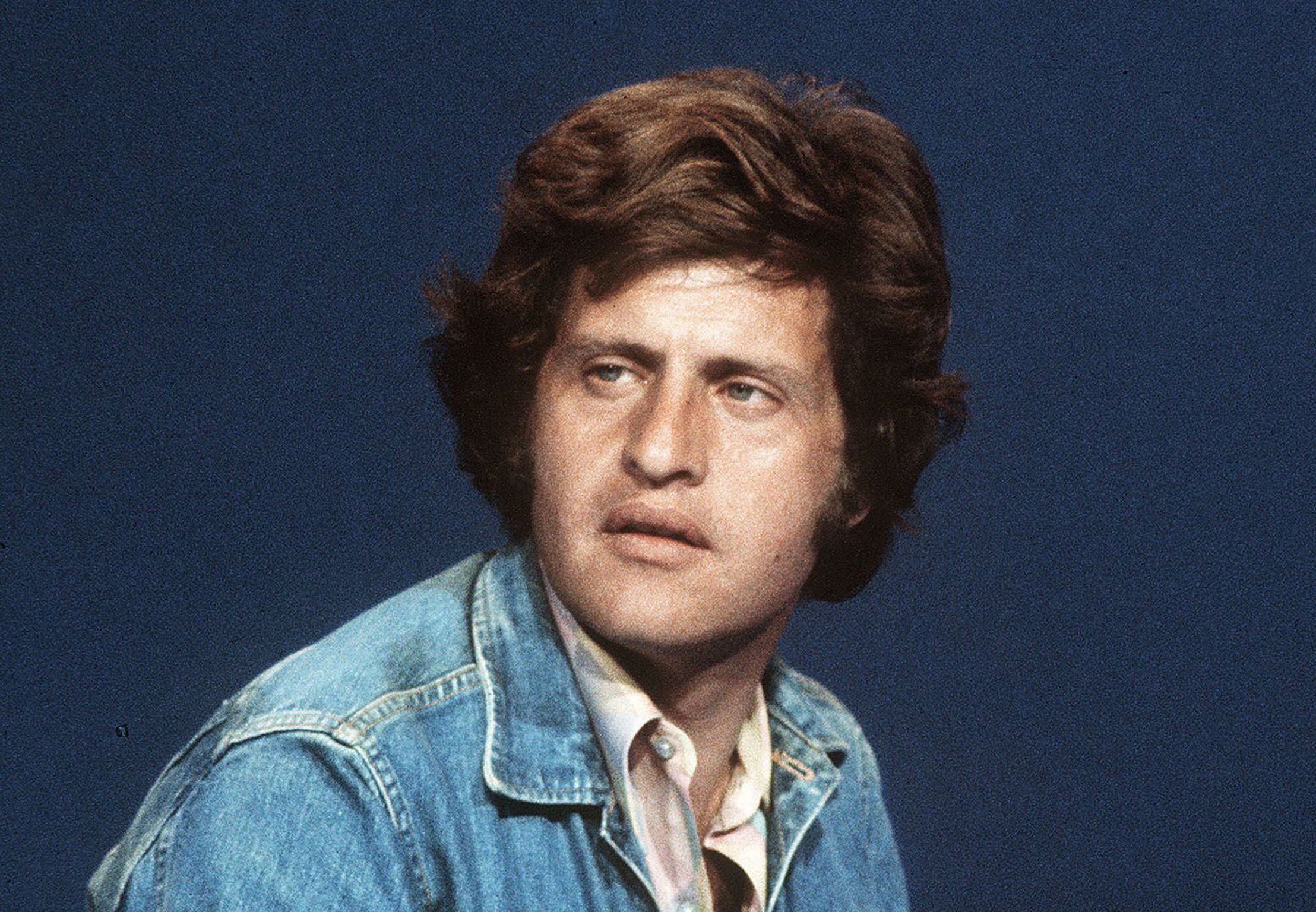 Site non officiel de joe dassin, infos sur sa vie, ses plus belles photos, fan hommages à l'idole, espace de communication. 39e anniversaire de la mort de Joe Dassin | VH Magazine