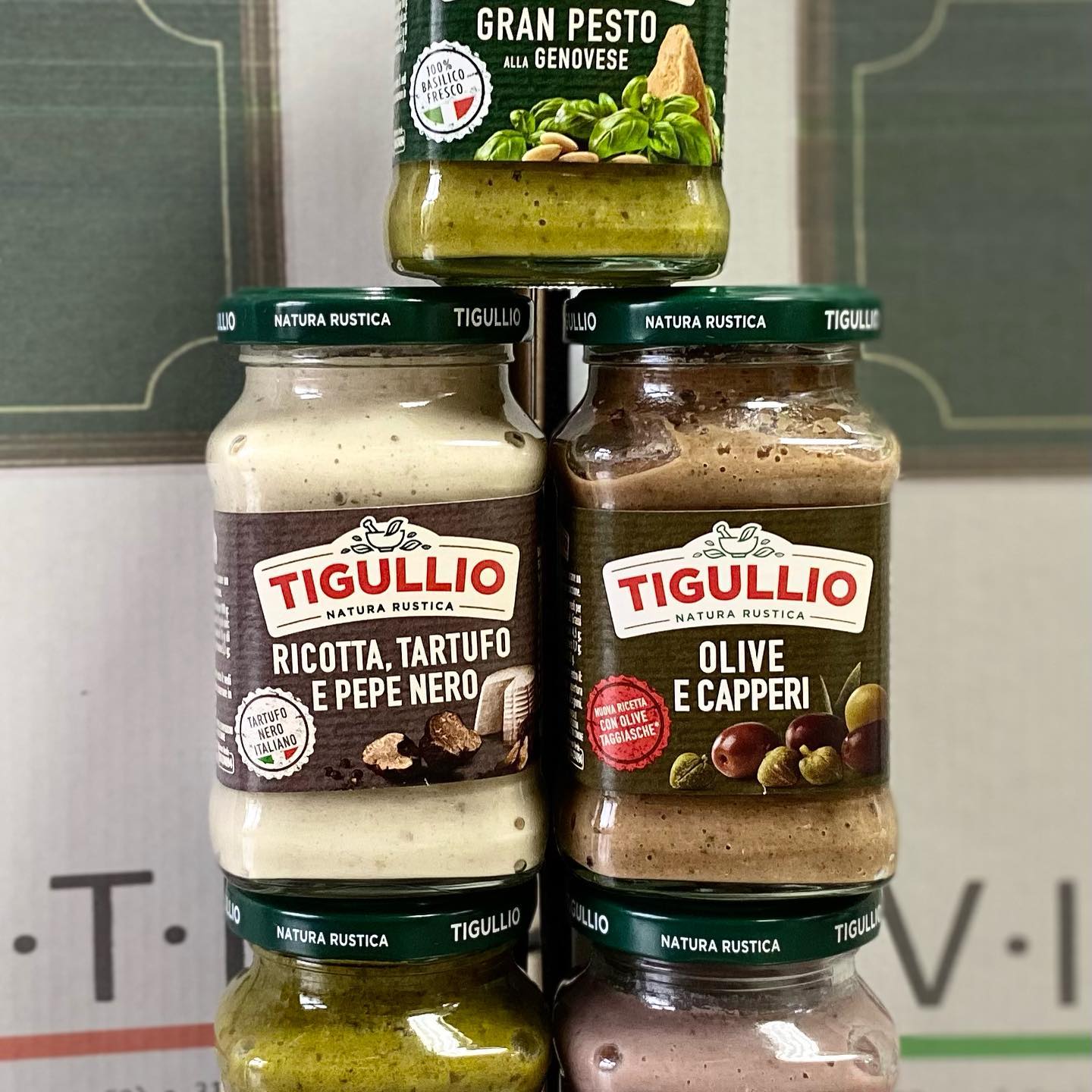 Zestaw słoików z produktami marki Tigullio, w tym gran pesto alla genovese, ricotta z truflami i czarnym pieprzem oraz