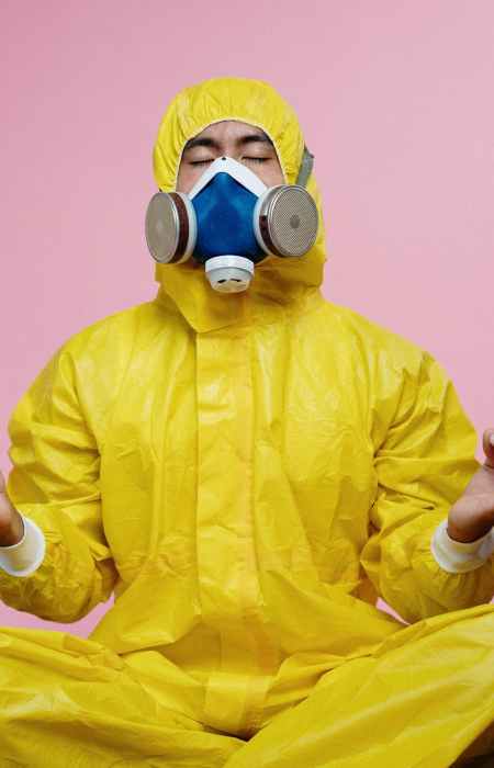 Coronavirussen in de 21e eeuw man in yellow protective suit