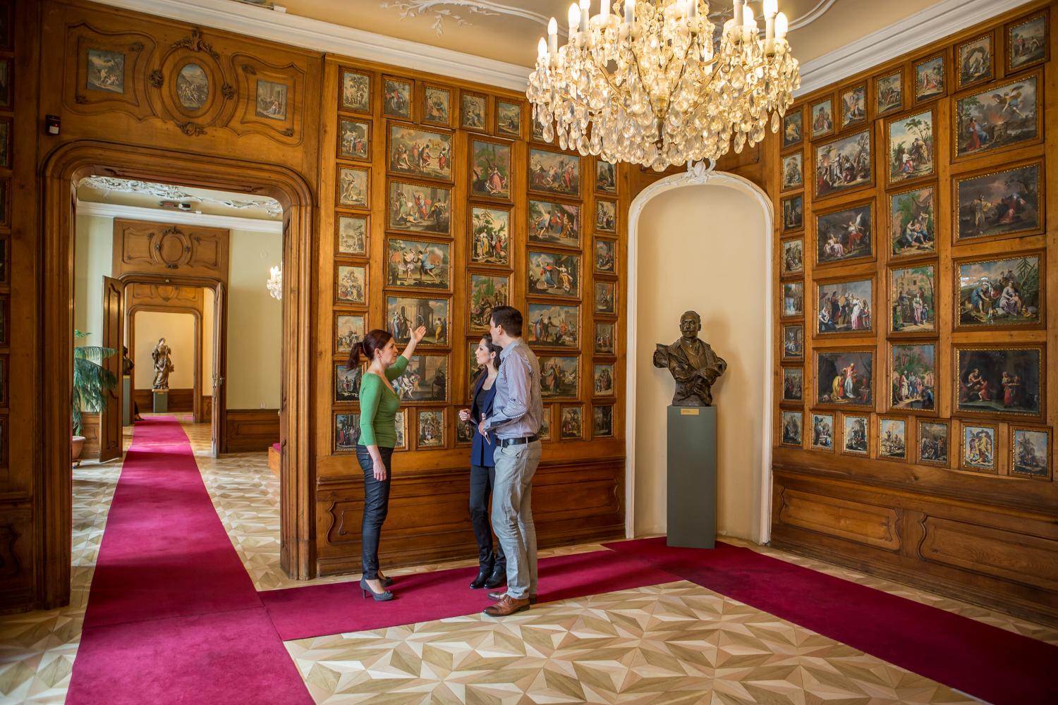 Ein offenes geländer mit gedrechselten geländerstäben bis in die galerie. Galerie der Stadt Bratislava - Mirbach Palais, PÃ¡lffy