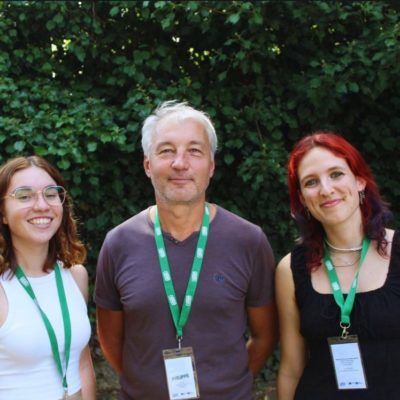 Laura, Clara et Philippe Landais,, leur tuteur.