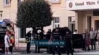 VIDEO/ Merr flakë makina në Berat, shpëton në kohë shoferja VIDEO/ Merr flakë makina në Berat, shpëton në kohë shoferja