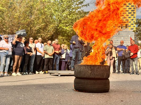 Protesta e radhës përpara bashkisë, Këlliçi: Kemi prova se Plarent Ndreca është përfshirë në dosjen “5D”
