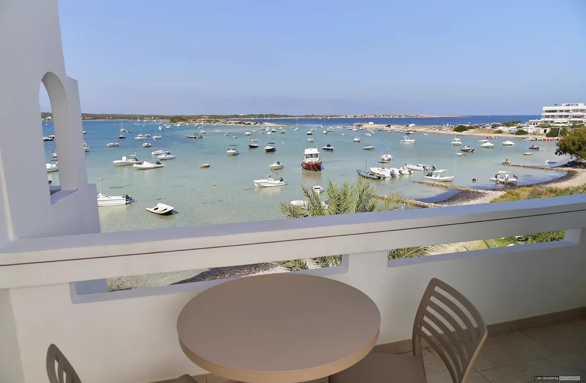 Balcón de los Apartamentos Sabina Playa con vistas al Estany des Peix