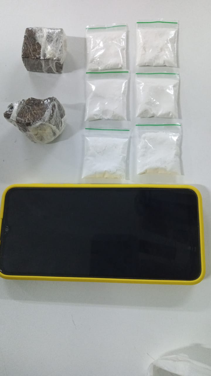 Duas pessoas foram detidas com drogas em Carpina