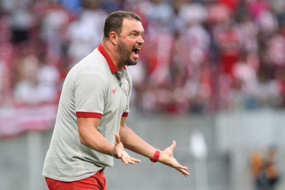 Com a derrota diante da Chapecoense nos Aflitos, Náutico demite o técnico Roberto Fernandes