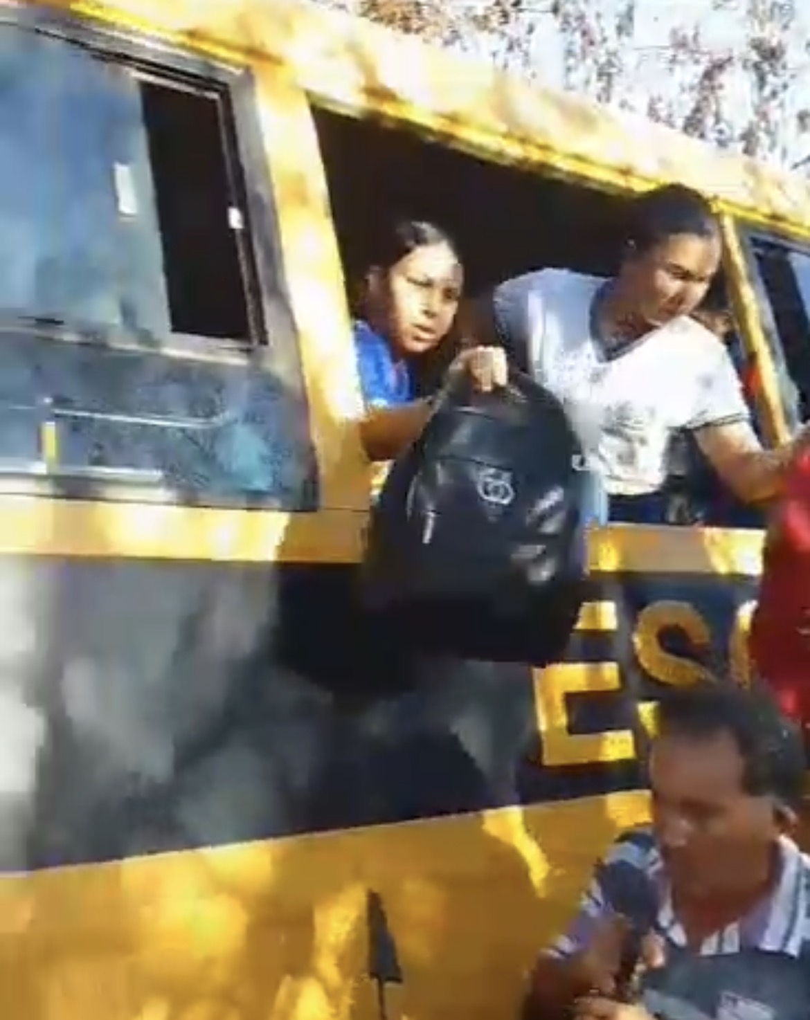 Ônibus escolar sofre sinistro em estrada da zona rural de Glória do Goitá