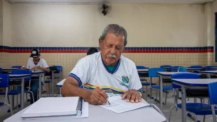 Governo de Pernambuco inicia matrículas da EJA para o segundo semestre de 2026