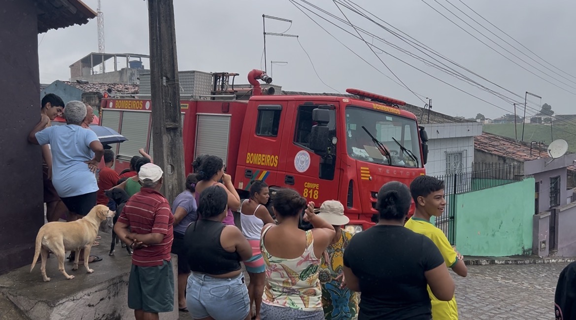 Incêndio assusta moradores e mobiliza equipes de emergência no bairro do Matadouro, em Lagoa de Itaenga