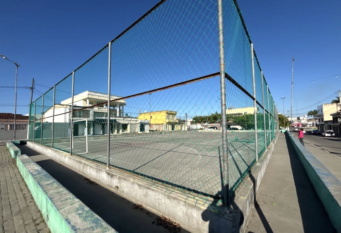 Prefeitura de Lagoa do Carro instala nova tela de proteção na quadra de eventos