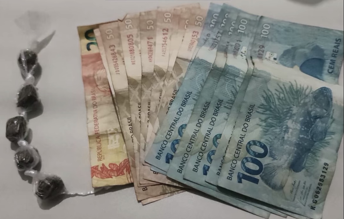 Mulher é encaminhada à delegacia após apreensão de droga e dinheiro no Centro de Lagoa de Itaenga