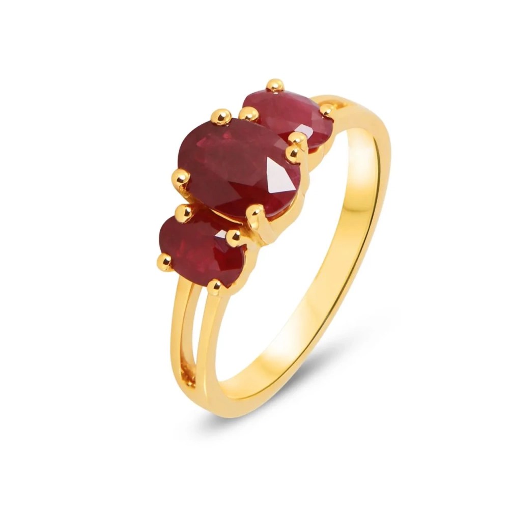 Il est parfait pour les personnes aimant la discrétion. Bague Trilogie en Or Jaune 750 sertie de 3 rubis Ref. 44776