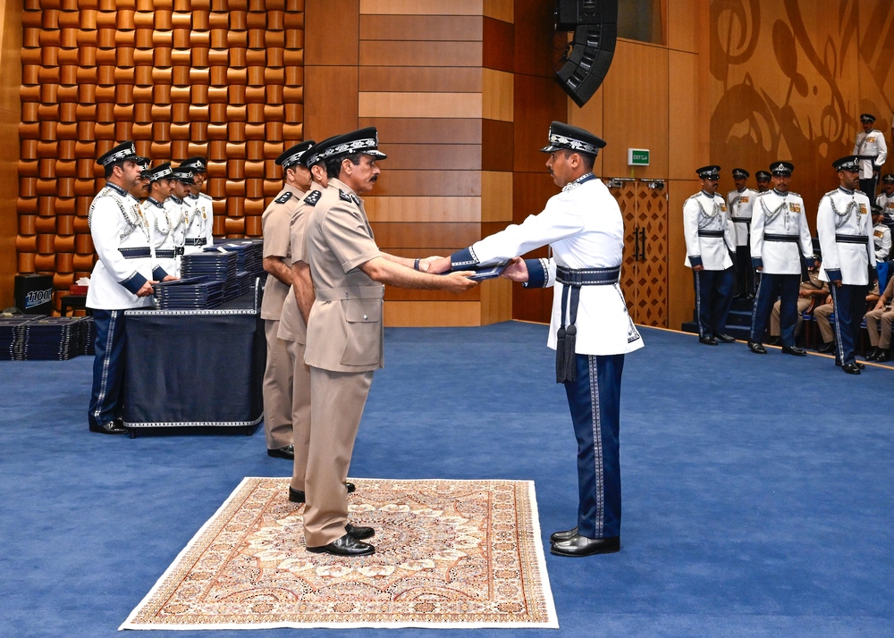 شرطة عُمان السلطانية تحتفل بتسليم الشهادات الدراسية إلى الضباط الخريجين