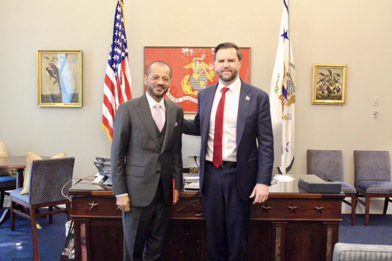 وزير الخارجية ينقل تحيات جلالة السلطان إلى الرئيس الأمريكي ونائبه ويبحث تعزيز العلاقات الاستراتيجية