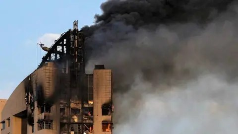 إصابة اثنين من طواقم الطوارئ الطبية جراء سقوط شظايا في الكويت