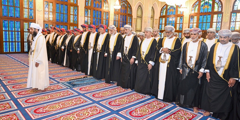 سُموّ السّيد شهاب يؤدّي صلاة العيد الأضحى بمسجد الخور في مسقط