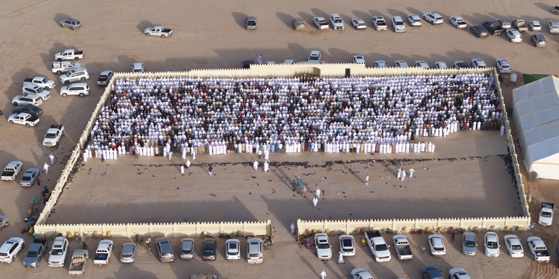 محافظُ الوسطى يؤدّي صلاة عيد الأضحى المبارك بولاية محوت