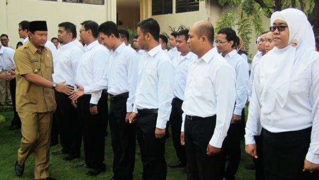 Mulai Hari ini, Setiap Rabu PNS Pemkab Pasuruan Pakai Seragam Putih-hitam -  WartaBromo