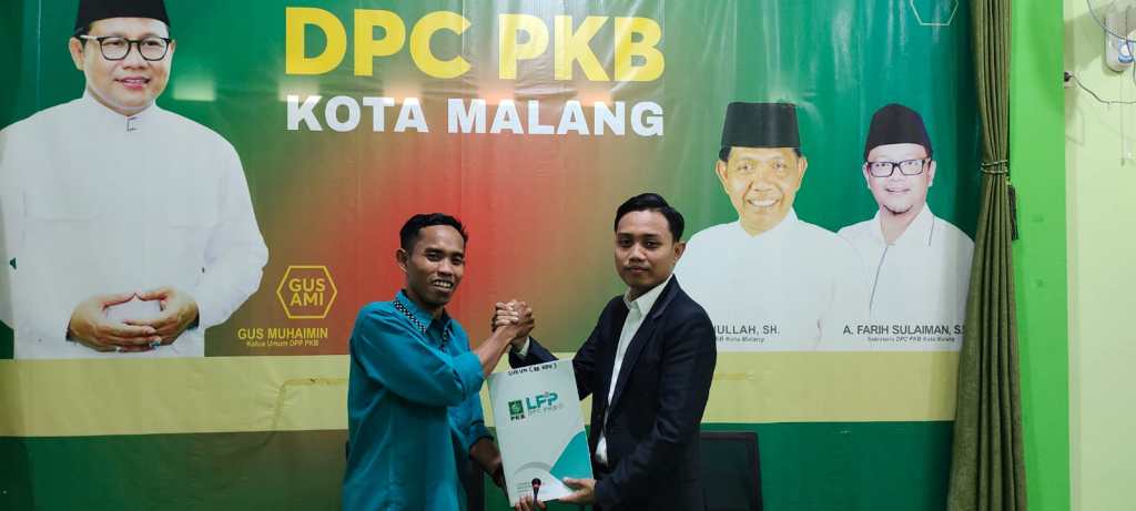 Prosesi penyerahan dokumen pendaftaran Bacaleg dari Ketua DPC Gemasaba Moh. Badrul Bari (kiri) pada Ketua Lembaga Pemenangan Pemilu (LPP) PKB Kota Malang Nirianto Adnan (kanan) 5/5