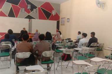 Suasana seleksi tes tulis bagi calon mahasiswa penerima beasiswa Tahfidz Qur'an di kampus Universitas Abdurrahman Saleh Situbondo, pada Jum'at (22/09/23).