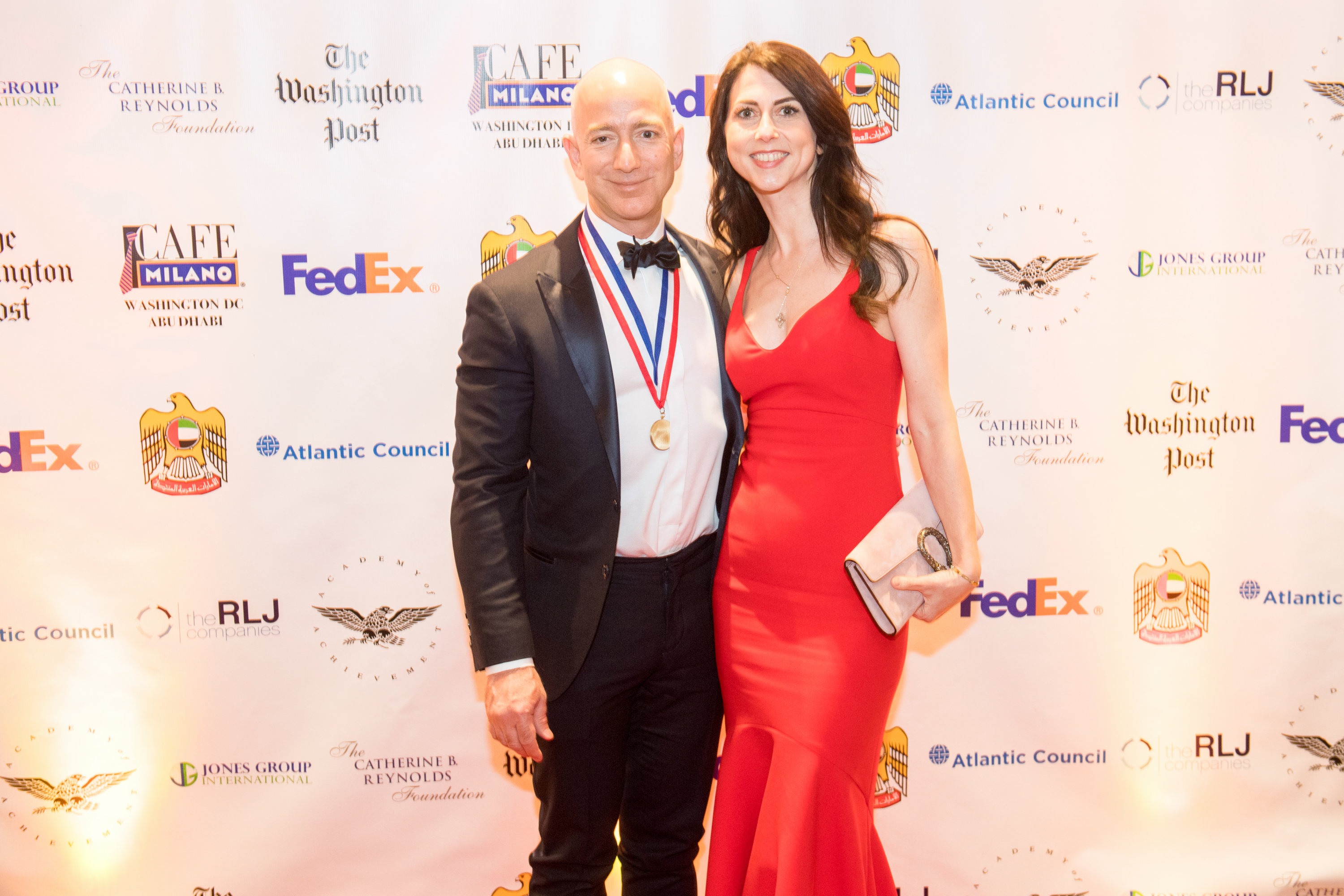 Her new husband is dan jewett, a science teacher in seattle. As Jeff Bezos Is Grilled By Congress His Ex Wife Mackenzie Scott Just Donated 40 Million To Howard U Washingtonian Dc