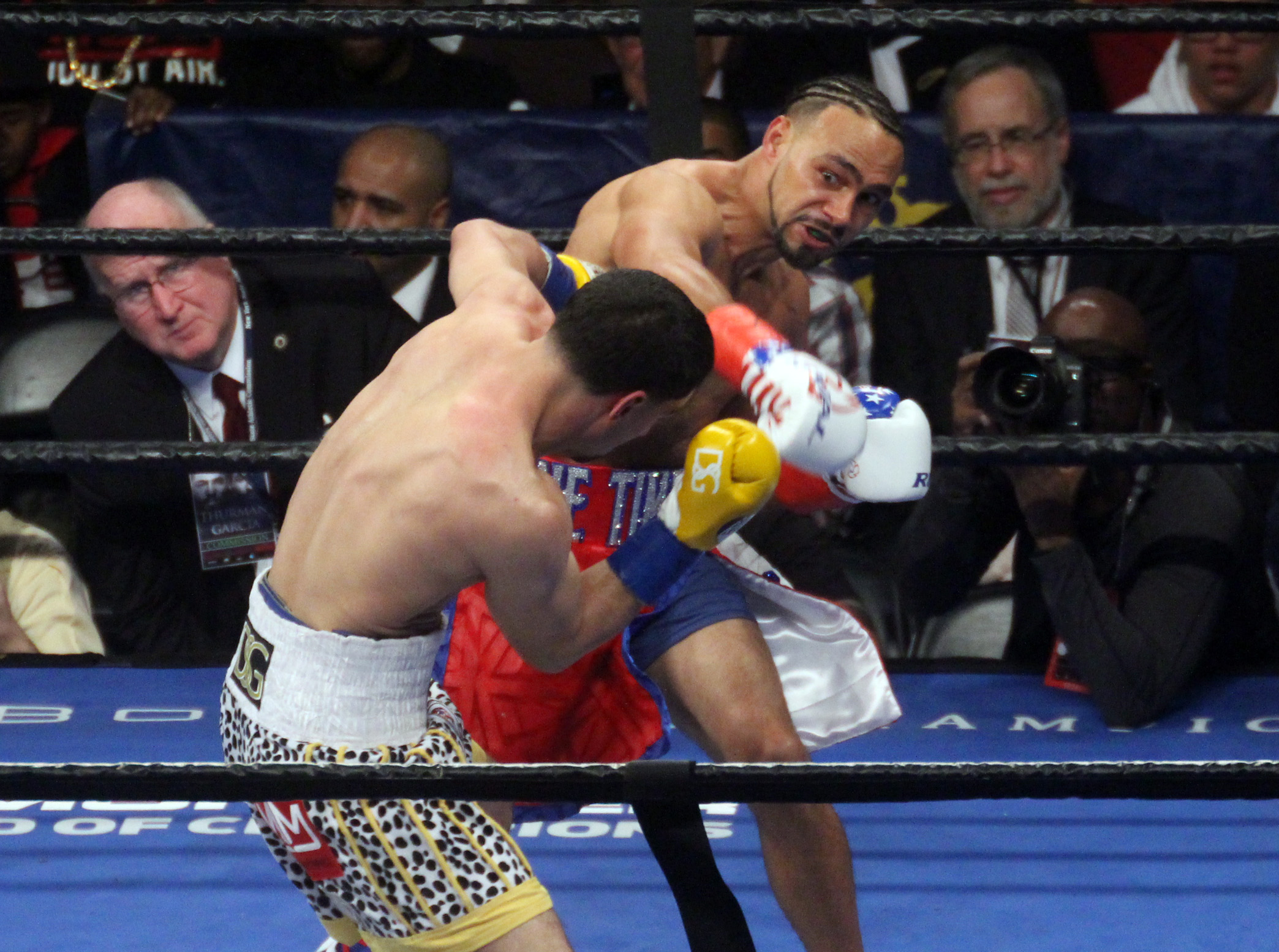 Thurman defeats Garcia in WBA/WBC welterweight title unification
