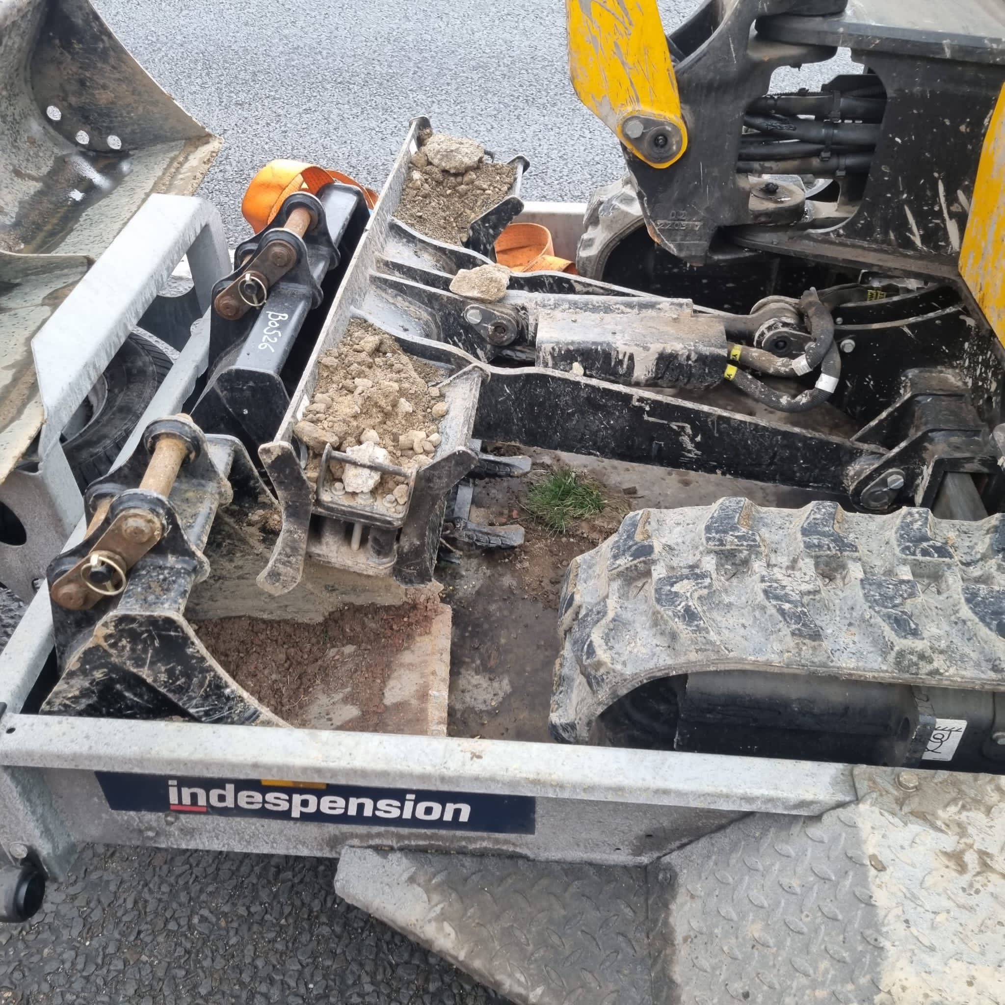 Dangerous Insecured Load on the M1 - Weightru
