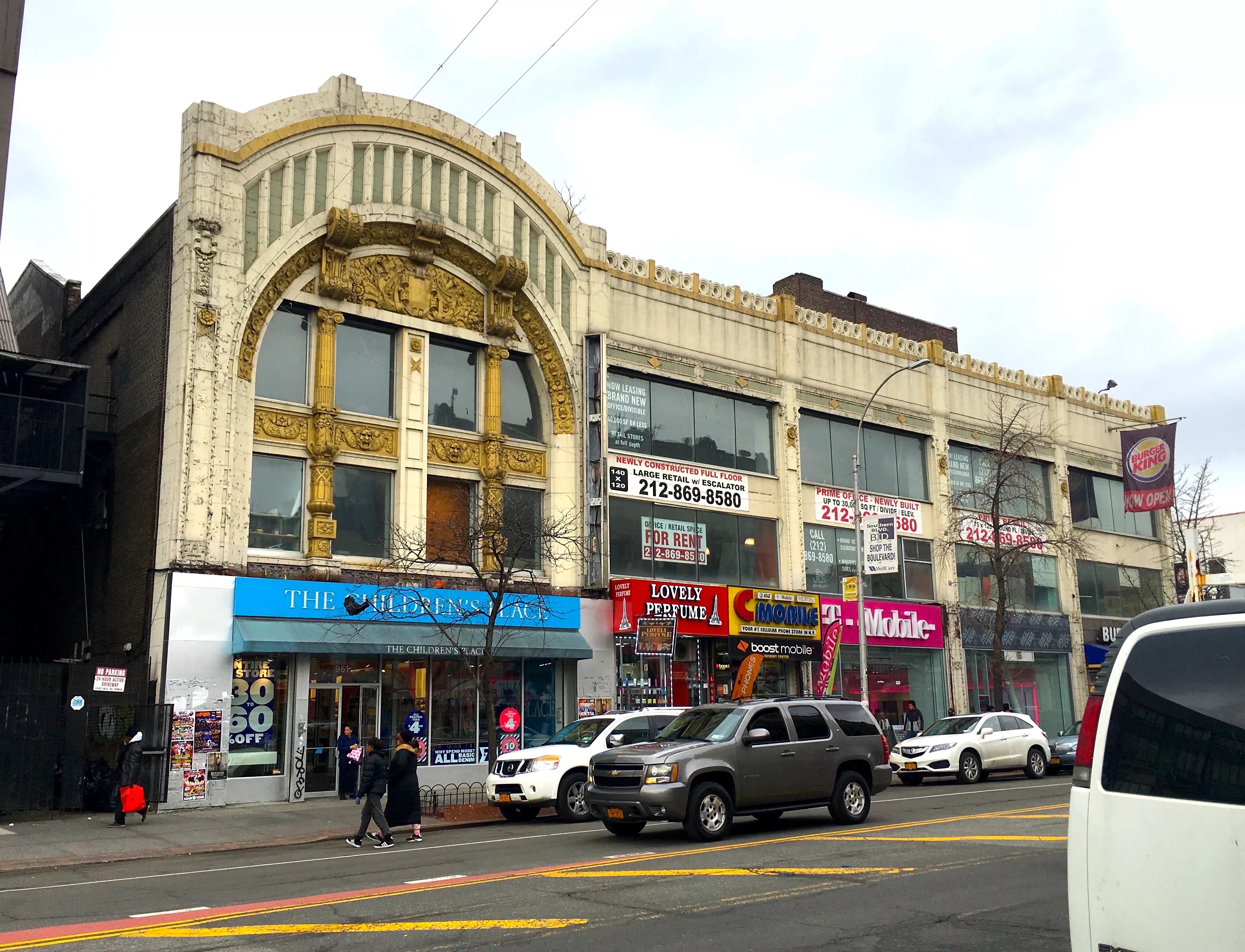 1133 revere avenue #3 is a rental unit in schuylerville, bronx priced at $2500. The Bronx is the Land of Faded Old Movie Houses